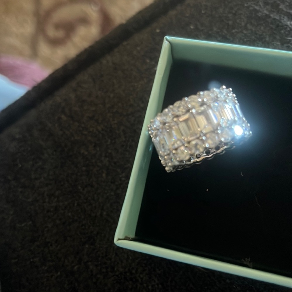Ring in mint condition only had on for picture